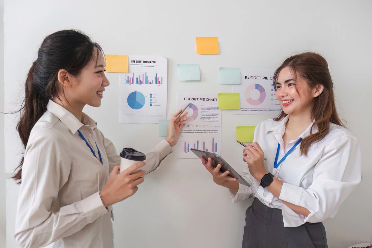 Tim profesional Luna Creative Digital menyusun strategi kampanye iklan digital